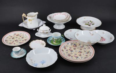 de nombreux types de plats et de tasses sur la table