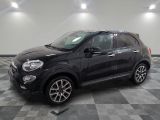 la petite voiture noire est garée dans une grande pièce