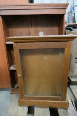 un meuble en bois surmonté d'une porte en verre