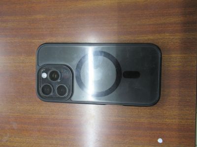 un gros plan d'un téléphone portable posé sur une table en bois