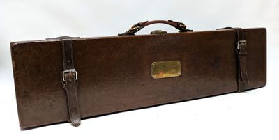 une valise marron avec une poignée, sur fond blanc