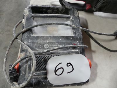 une photo en noir et blanc d'une machine sur laquelle figure le chiffre 63