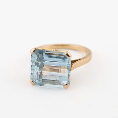 une image représentant une bague en or sertie d'une topaze bleue