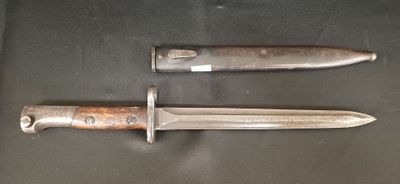 deux couteaux exposés sur une table