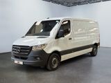 Le fourgon Mercedes-Benz est garé dans une grande pièce blanche
