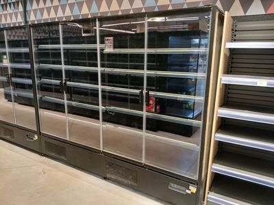 de nombreuses étagères vides dans un magasin aux étagères vides