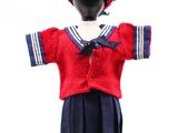 un mannequin vêtu d'un pull rouge et d'une jupe bleue