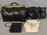 deux sacs à main noirs et blancs et un sac à main noir posés sur une table