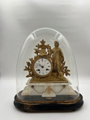 Pendule en onyx et métal doré à décor d'un évangéliste bénis…