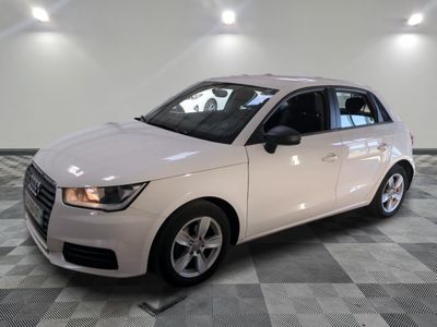 une photo d'une voiture blanche dans un showroom
