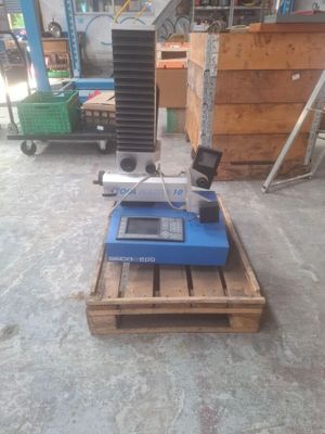 une photo d'une machine posée sur une palette
