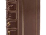 un livre en cuir marron avec des bordures dorées et des bordures dorées