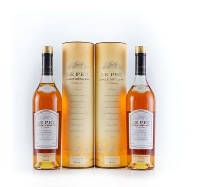 deux bouteilles de whisky posées l'une à côté de l'autre