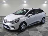 la voiture blanche est garée sur un sol en damier dans le garage