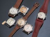 Plusieurs modèles de montres sont exposés sur un fond noir