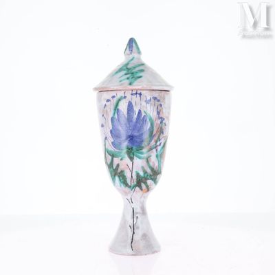 un vase sur lequel est peinte une fleur sur un fond blanc