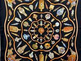 une image représentant une écharpe noire sur laquelle figurent divers objets