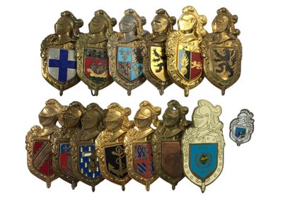 de nombreux types de badges différents sur fond blanc