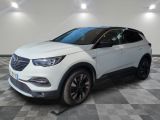 le 4x4 blanc est garé sur un carrelage à carreaux
