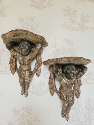 deux appliques murales fixées au mur d'une pièce