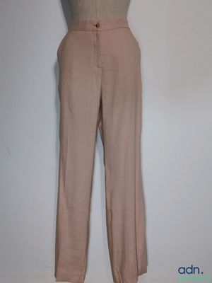 un pantalon beige sur un mannequin, un mannequin, un mannequin, un mannequin, un mannequin, un mannequin, un mannequin, un mannequin, un mannequin, un mannequin, un mannequin, un mannequin, un mannequin, un mannequin, un mannequin, un mannequin, un mannequin, un mannequin, un mannequin, un mannequin, un mannequin, un mannequin, un mannequin, un mannequin, un mannequin, un mannequin, un mannequin, un mannequin, un mannequin, un mannequin, un mannequin, un mannequin, un mannequin, un mannequin