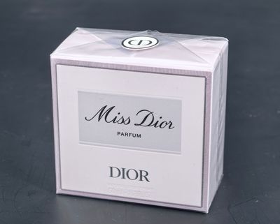 Parfum « Miss Dior » de Christian Dior, présenté dans un coffret blanc