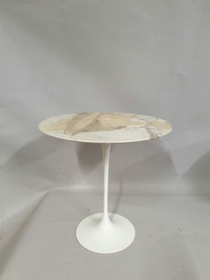 une image représentant une table blanche avec un plateau en marbre sur fond blanc