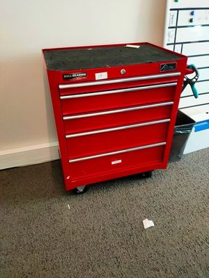 une photo d'une armoire à outils rouge dans un coin d'une pièce