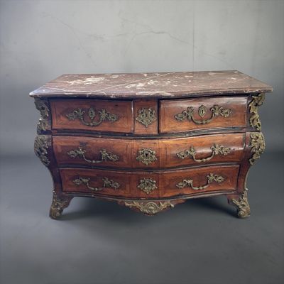 une commode en bois avec un plateau en marbre