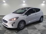 la voiture blanche est garée sur un sol en damier dans le garage