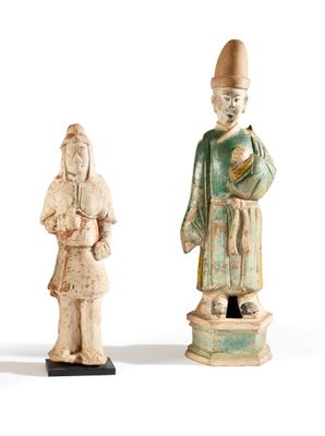 deux petites statues représentant un homme et une femme debout l'un à côté de l'autre