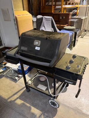 une photo d'un barbecue dans un garage