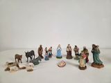 de nombreuses figurines représentant des personnes et des animaux posées sur une table