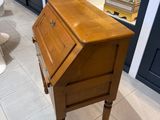 un petit bureau en bois au milieu d'une pièce