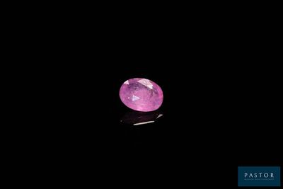 un diamant rose sur fond noir