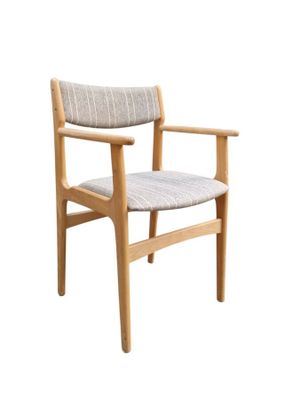 La chaise est en bois et son assise est en tissu.