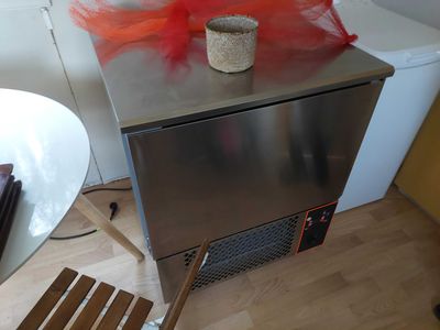 une table en métal recouverte d'un tulle rouge