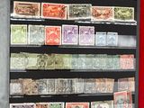 un distributeur automatique recouvert de nombreux timbres