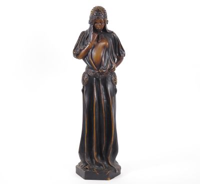 une statue en bronze d'une femme avec un chapeau sur la tête