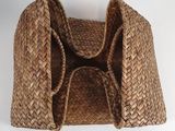 un panier muni d'une anse, fabriqué en osier
