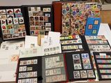 beaucoup de timbres posés sur une table sur laquelle se trouve un livre