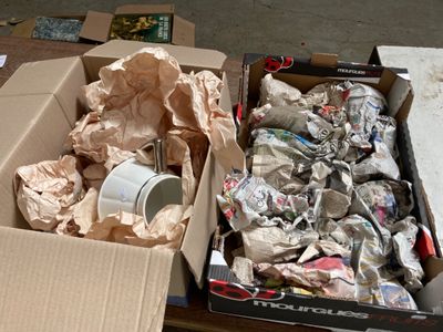 une boîte en carton remplie d'objets posés sur le sol
