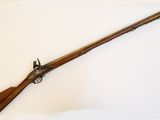 un vieux fusil avec un canon en bois et une poignée en bois