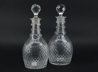 paire de carafes en cristal taillé avec bouchons