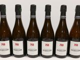 six bouteilles de vin sont alignées sur une table
