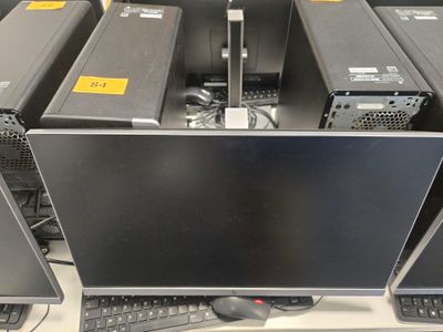 beaucoup d'ordinateurs posés sur une table