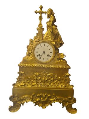Pendule à sujet en bronze doré et laiton représentant une je…