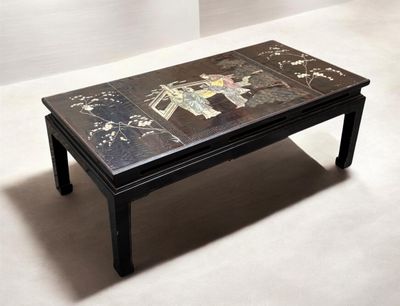 une table basse noire sur laquelle est peint un éléphant