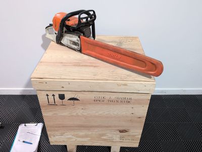a chainsaw that is sitting on top of a wooden box