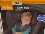 une boîte sur laquelle figure l'image d'un bébé dans un siège auto